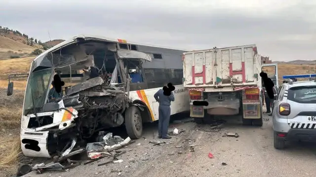 خنيفرة.. اصطدام حافلة للنقل بشاحنة بالطريق الرابطة بين خنيفرة وكهف النسور يخلف إصابات